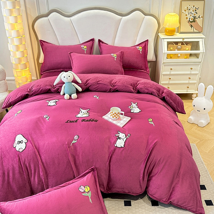 91家纺网 家纺一手货源 找家纺 提花大世界 2025新款宝宝绒绣花款牛奶绒婴儿绒保暖四件套 兔兔花园-深豆沙