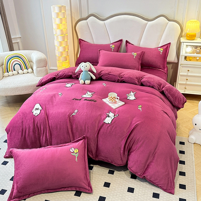 91家纺网 家纺一手货源 找家纺 提花大世界 2025新款宝宝绒绣花款牛奶绒婴儿绒保暖四件套 兔兔花园-深豆沙