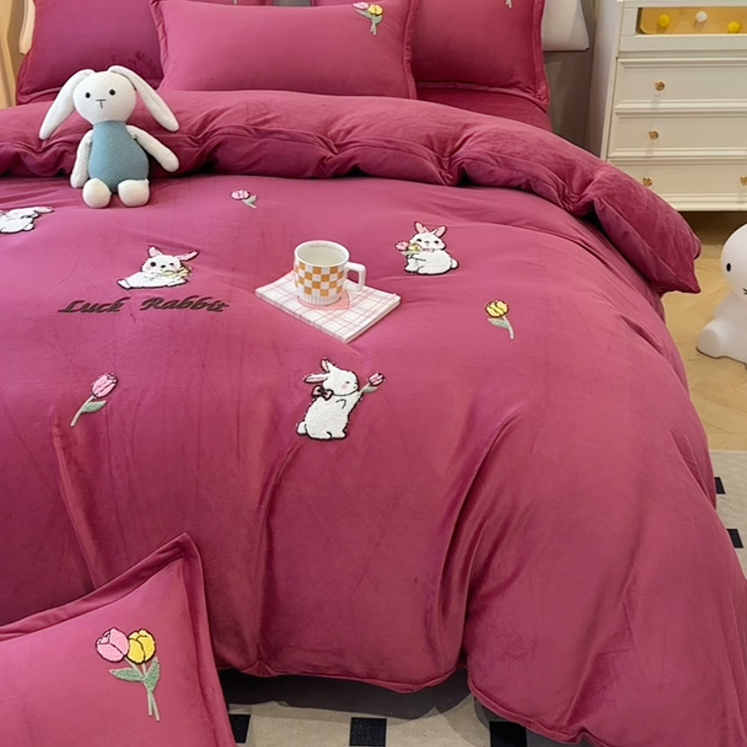 91家纺网 家纺一手货源 找家纺 提花大世界 2025新款宝宝绒绣花款牛奶绒婴儿绒保暖四件套 兔兔花园-深豆沙