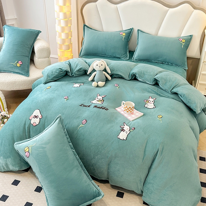 91家纺网 家纺一手货源 找家纺 提花大世界 2025新款宝宝绒绣花款牛奶绒婴儿绒保暖四件套 兔兔花园-水绿