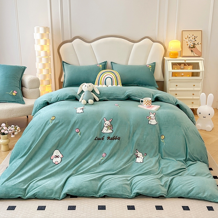 91家纺网 家纺一手货源 找家纺 提花大世界 2025新款宝宝绒绣花款牛奶绒婴儿绒保暖四件套 兔兔花园-水绿