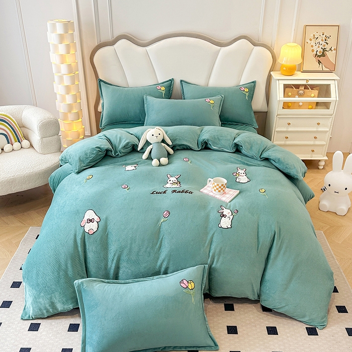 91家纺网 家纺一手货源 找家纺 提花大世界 2025新款宝宝绒绣花款牛奶绒婴儿绒保暖四件套 兔兔花园-水绿