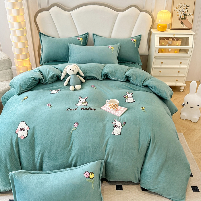 91家纺网 家纺一手货源 找家纺 提花大世界 2025新款宝宝绒绣花款牛奶绒婴儿绒保暖四件套 兔兔花园-水绿