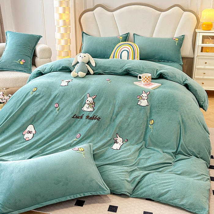 91家纺网 家纺一手货源 找家纺 提花大世界 2025新款宝宝绒绣花款牛奶绒婴儿绒保暖四件套 兔兔花园-水绿