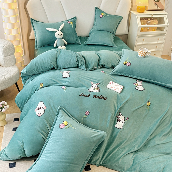 91家纺网 家纺一手货源 找家纺 提花大世界 2025新款宝宝绒绣花款牛奶绒婴儿绒保暖四件套 兔兔花园-水绿