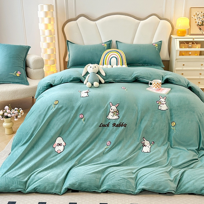 91家纺网 家纺一手货源 找家纺 提花大世界 2025新款宝宝绒绣花款牛奶绒婴儿绒保暖四件套 兔兔花园-水绿