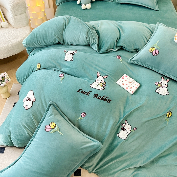 91家纺网 家纺一手货源 找家纺 提花大世界 2025新款宝宝绒绣花款牛奶绒婴儿绒保暖四件套 兔兔花园-水绿