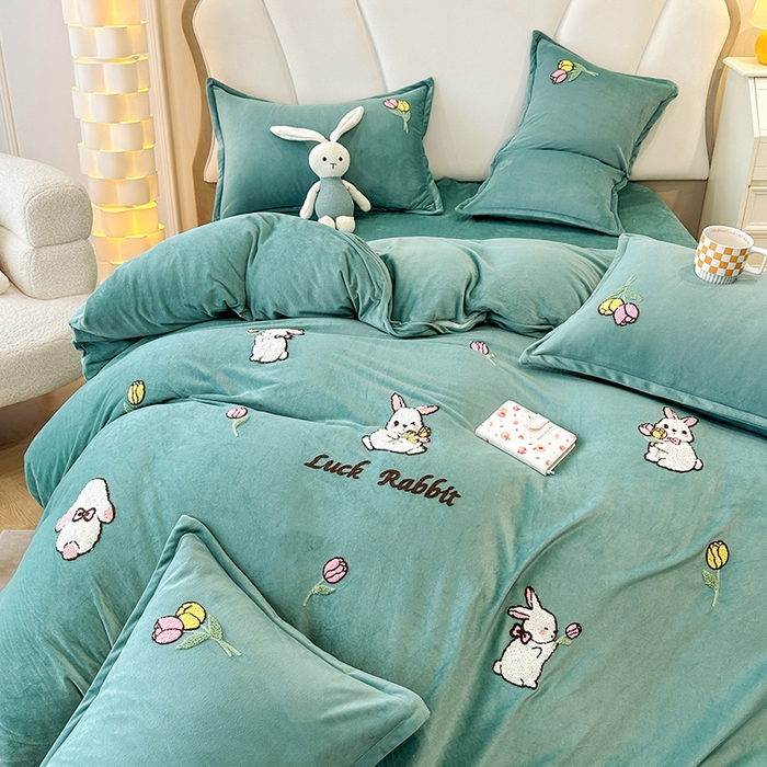 91家纺网 家纺一手货源 找家纺 提花大世界 2025新款宝宝绒绣花款牛奶绒婴儿绒保暖四件套 兔兔花园-水绿