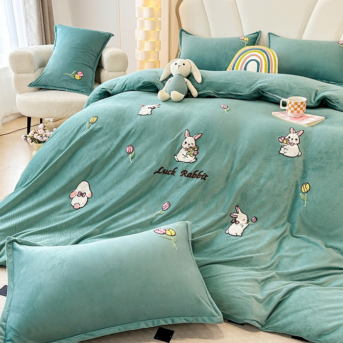 91家纺网 家纺一手货源 找家纺 提花大世界 2025新款宝宝绒绣花款牛奶绒婴儿绒保暖四件套 兔兔花园-水绿