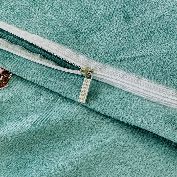 91家纺网 家纺一手货源 找家纺 提花大世界 2025新款宝宝绒绣花款牛奶绒婴儿绒保暖四件套 兔兔花园-水绿