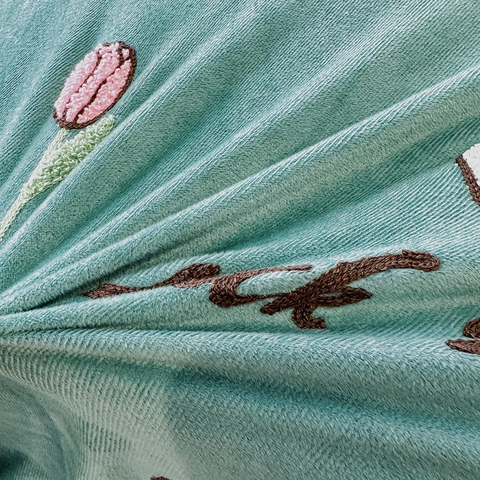 91家纺网 家纺一手货源 找家纺 提花大世界 2025新款宝宝绒绣花款牛奶绒婴儿绒保暖四件套 兔兔花园-水绿