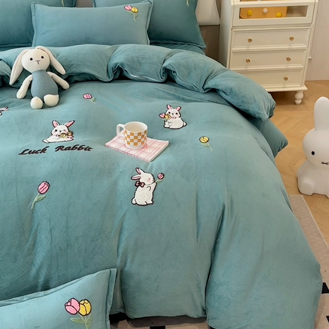 91家纺网 家纺一手货源 找家纺 提花大世界 2025新款宝宝绒绣花款牛奶绒婴儿绒保暖四件套 兔兔花园-水绿