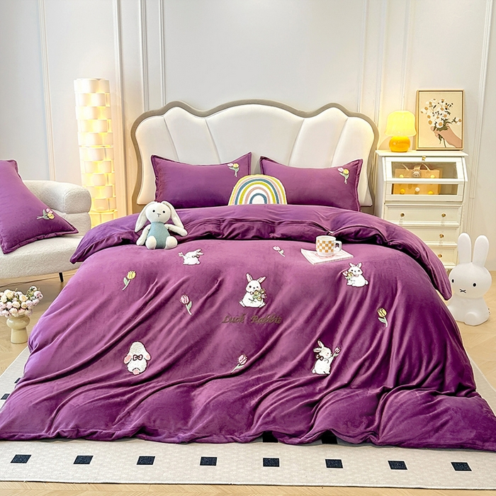 91家纺网 家纺一手货源 找家纺 提花大世界 2025新款宝宝绒绣花款牛奶绒婴儿绒保暖四件套 兔兔花园-紫色