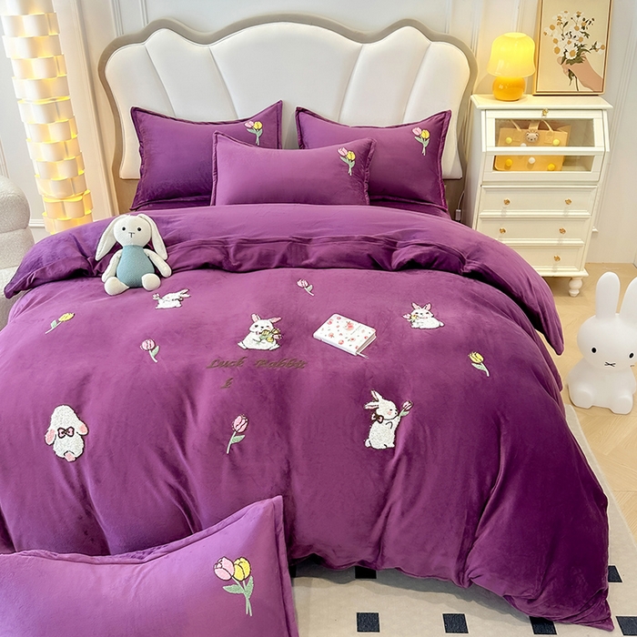 91家纺网 家纺一手货源 找家纺 提花大世界 2025新款宝宝绒绣花款牛奶绒婴儿绒保暖四件套 兔兔花园-紫色