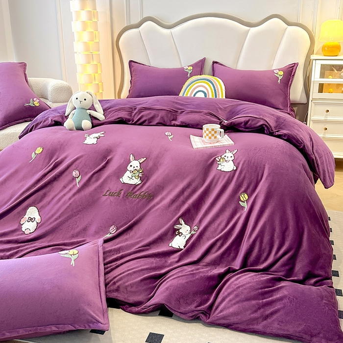 91家纺网 家纺一手货源 找家纺 提花大世界 2025新款宝宝绒绣花款牛奶绒婴儿绒保暖四件套 兔兔花园-紫色