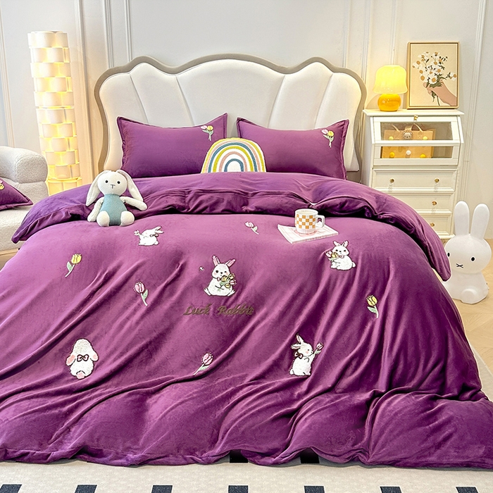 91家纺网 家纺一手货源 找家纺 提花大世界 2025新款宝宝绒绣花款牛奶绒婴儿绒保暖四件套 兔兔花园-紫色