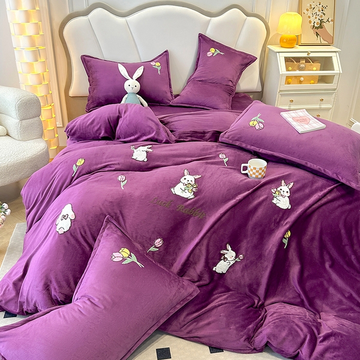 91家纺网 家纺一手货源 找家纺 提花大世界 2025新款宝宝绒绣花款牛奶绒婴儿绒保暖四件套 兔兔花园-紫色