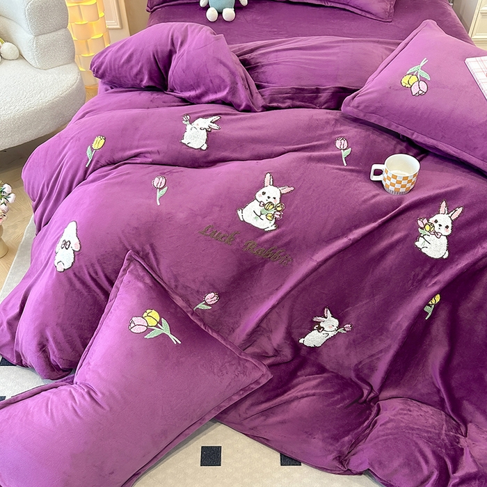 91家纺网 家纺一手货源 找家纺 提花大世界 2025新款宝宝绒绣花款牛奶绒婴儿绒保暖四件套 兔兔花园-紫色