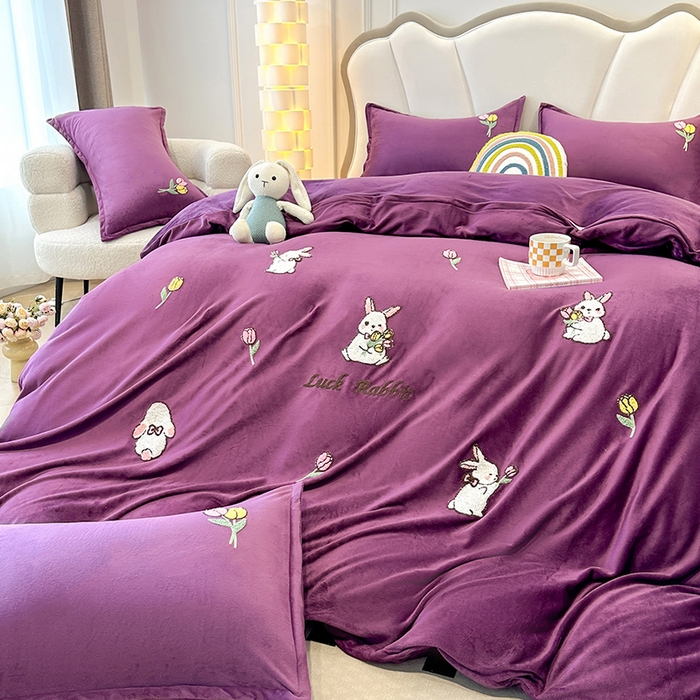 91家纺网 家纺一手货源 找家纺 提花大世界 2025新款宝宝绒绣花款牛奶绒婴儿绒保暖四件套 兔兔花园-紫色