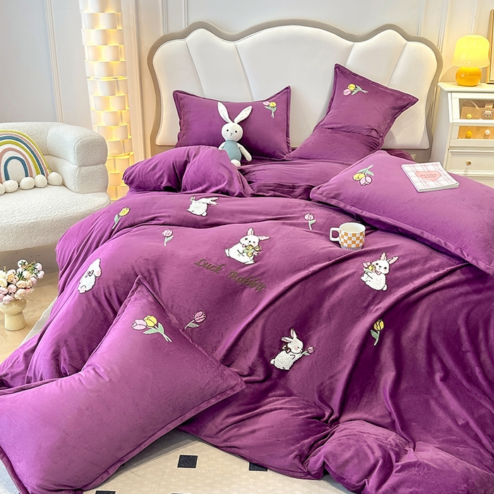 91家纺网 家纺一手货源 找家纺 提花大世界 2025新款宝宝绒绣花款牛奶绒婴儿绒保暖四件套 兔兔花园-紫色