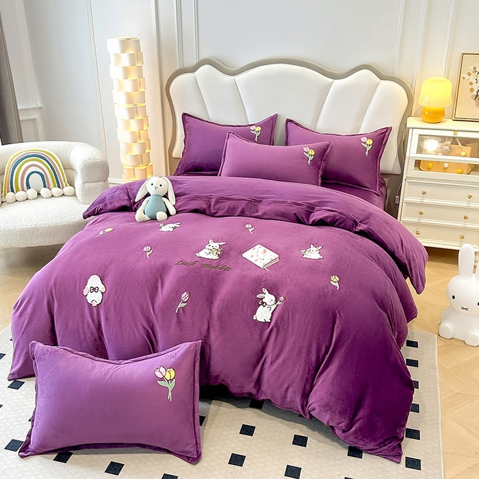 91家纺网 家纺一手货源 找家纺 提花大世界 2025新款宝宝绒绣花款牛奶绒婴儿绒保暖四件套 兔兔花园-紫色