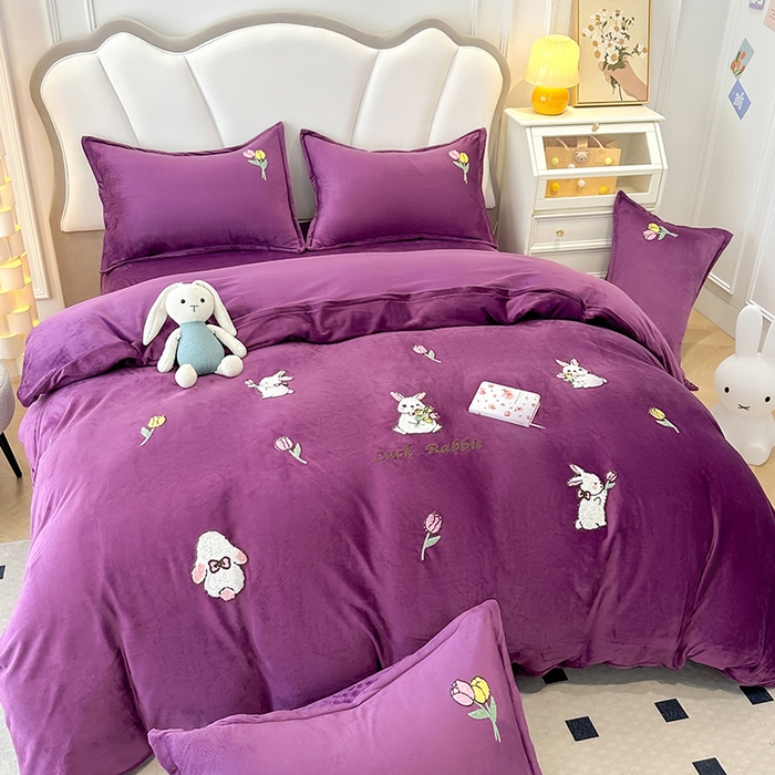 91家纺网 家纺一手货源 找家纺 提花大世界 2025新款宝宝绒绣花款牛奶绒婴儿绒保暖四件套 兔兔花园-紫色