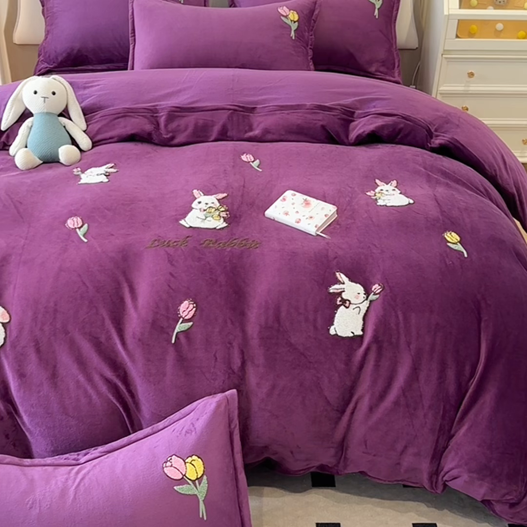 91家纺网 家纺一手货源 找家纺 提花大世界 2025新款宝宝绒绣花款牛奶绒婴儿绒保暖四件套 兔兔花园-紫色
