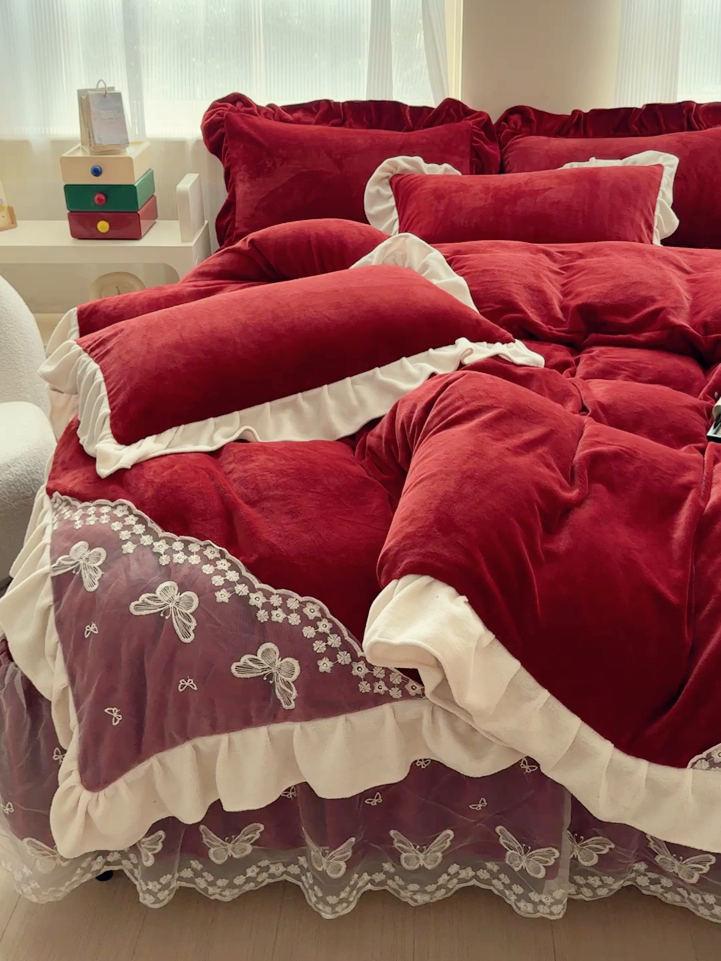 91家纺网 家纺一手货源 找家纺 睡美人 2025韩版蕾丝牛奶绒套件公主风床裙床单款四件套 花蝴蝶-车厘子红拼白蕾丝