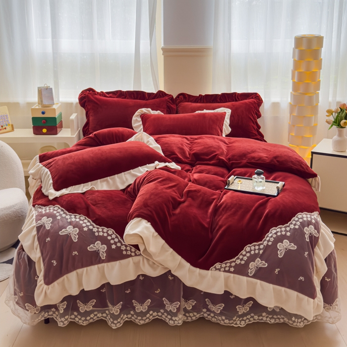 91家纺网 家纺一手货源 找家纺 睡美人 2025韩版蕾丝牛奶绒套件公主风床裙床单款四件套 花蝴蝶-车厘子红拼白蕾丝