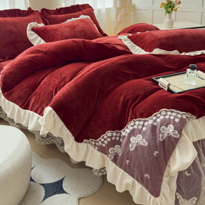 91家纺网 家纺一手货源 找家纺 睡美人 2025韩版蕾丝牛奶绒套件公主风床裙床单款四件套 花蝴蝶-车厘子红拼白蕾丝