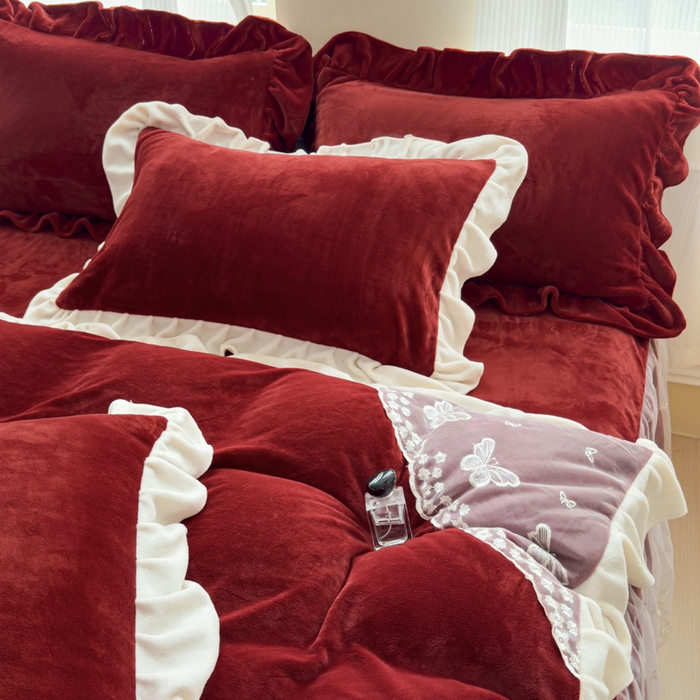 91家纺网 家纺一手货源 找家纺 睡美人 2025韩版蕾丝牛奶绒套件公主风床裙床单款四件套 花蝴蝶-车厘子红拼白蕾丝