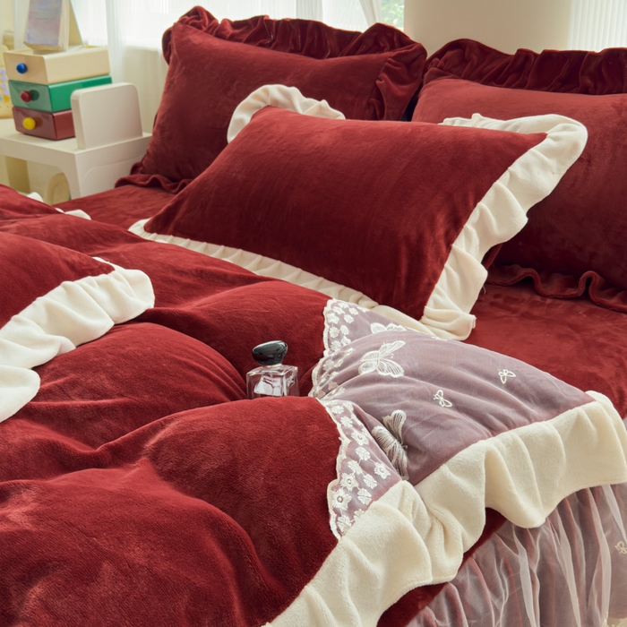 91家纺网 家纺一手货源 找家纺 睡美人 2025韩版蕾丝牛奶绒套件公主风床裙床单款四件套 花蝴蝶-车厘子红拼白蕾丝