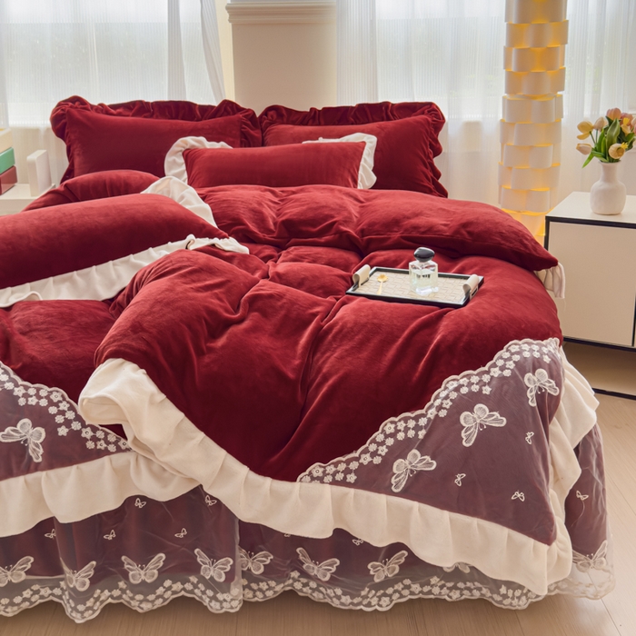 91家纺网 家纺一手货源 找家纺 睡美人 2025韩版蕾丝牛奶绒套件公主风床裙床单款四件套 花蝴蝶-车厘子红拼白蕾丝