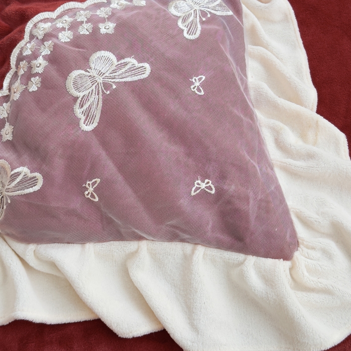 91家纺网 家纺一手货源 找家纺 睡美人 2025韩版蕾丝牛奶绒套件公主风床裙床单款四件套 花蝴蝶-车厘子红拼白蕾丝