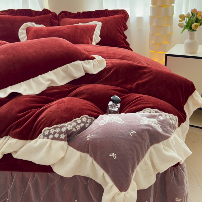 91家纺网 家纺一手货源 找家纺 睡美人 2025韩版蕾丝牛奶绒套件公主风床裙床单款四件套 花蝴蝶-车厘子红拼白蕾丝