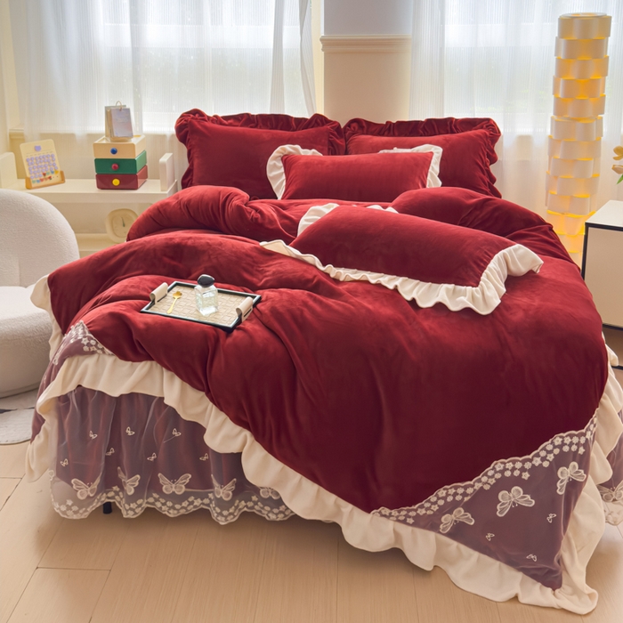 91家纺网 家纺一手货源 找家纺 睡美人 2025韩版蕾丝牛奶绒套件公主风床裙床单款四件套 花蝴蝶-车厘子红拼白蕾丝