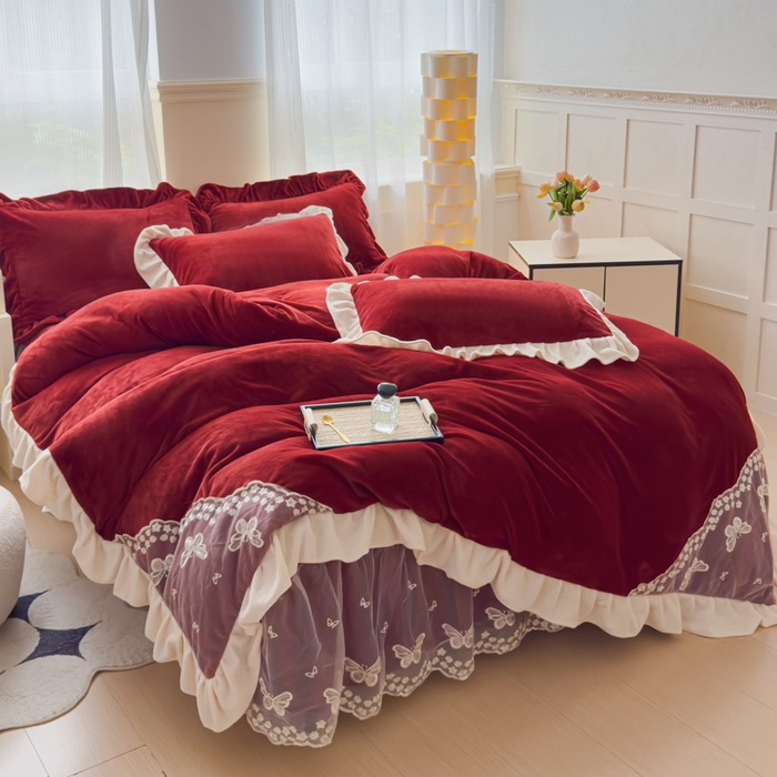 91家纺网 家纺一手货源 找家纺 睡美人 2025韩版蕾丝牛奶绒套件公主风床裙床单款四件套 花蝴蝶-车厘子红拼白蕾丝