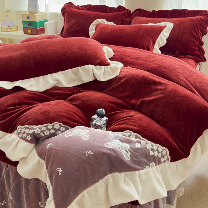 91家纺网 家纺一手货源 找家纺 睡美人 2025韩版蕾丝牛奶绒套件公主风床裙床单款四件套 花蝴蝶-车厘子红拼白蕾丝