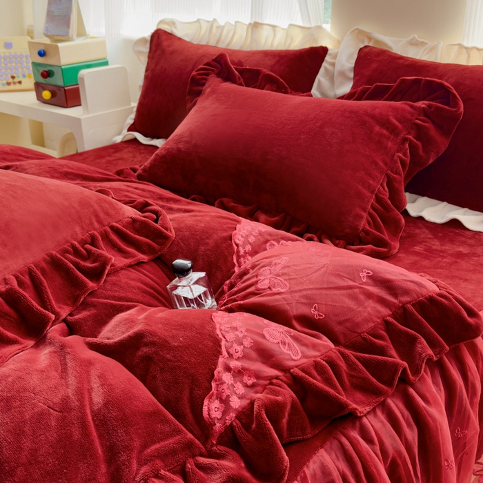 91家纺网 家纺一手货源 找家纺 睡美人 2025韩版蕾丝牛奶绒套件公主风床裙床单款四件套 花蝴蝶-车厘子红拼红蕾丝