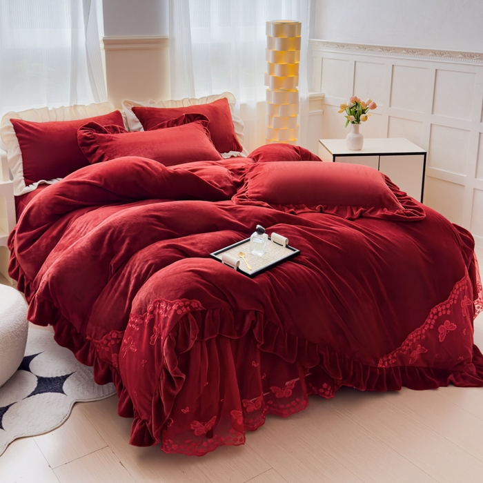 91家纺网 家纺一手货源 找家纺 睡美人 2025韩版蕾丝牛奶绒套件公主风床裙床单款四件套 花蝴蝶-车厘子红拼红蕾丝