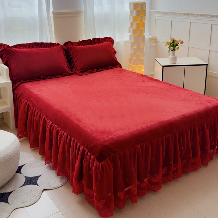 91家纺网 家纺一手货源 找家纺 睡美人 2025韩版蕾丝牛奶绒套件公主风床裙床单款四件套 花蝴蝶-车厘子红拼红蕾丝