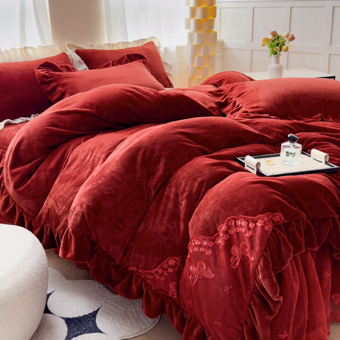 91家纺网 家纺一手货源 找家纺 睡美人 2025韩版蕾丝牛奶绒套件公主风床裙床单款四件套 花蝴蝶-车厘子红拼红蕾丝