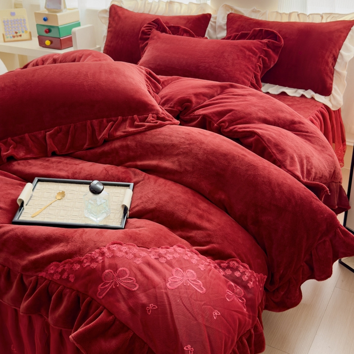 91家纺网 家纺一手货源 找家纺 睡美人 2025韩版蕾丝牛奶绒套件公主风床裙床单款四件套 花蝴蝶-车厘子红拼红蕾丝