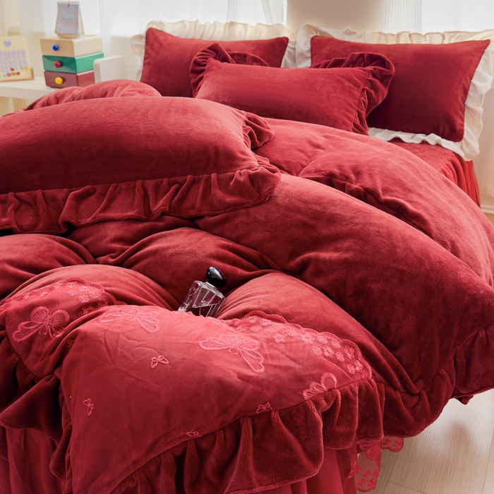 91家纺网 家纺一手货源 找家纺 睡美人 2025韩版蕾丝牛奶绒套件公主风床裙床单款四件套 花蝴蝶-车厘子红拼红蕾丝