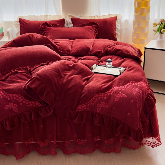 91家纺网 家纺一手货源 找家纺 睡美人 2025韩版蕾丝牛奶绒套件公主风床裙床单款四件套 花蝴蝶-车厘子红拼红蕾丝