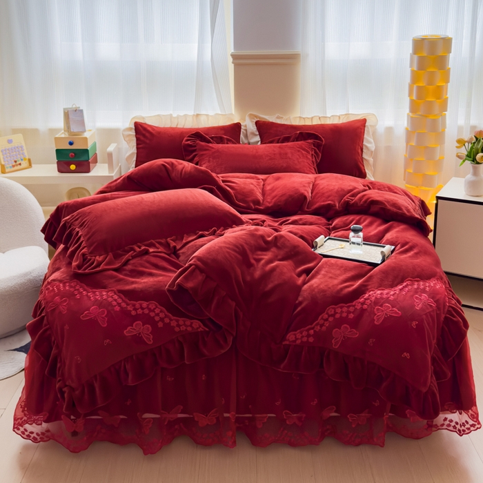 91家纺网 家纺一手货源 找家纺 睡美人 2025韩版蕾丝牛奶绒套件公主风床裙床单款四件套 花蝴蝶-车厘子红拼红蕾丝