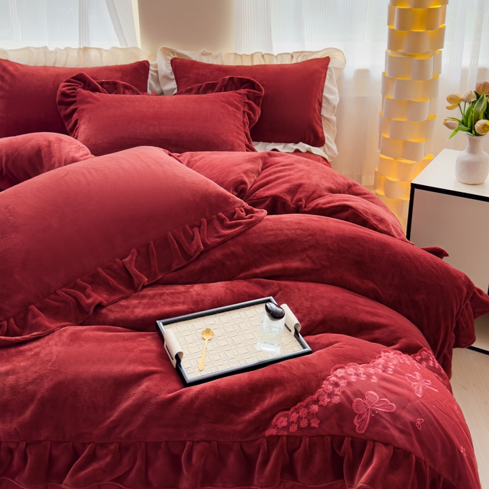 91家纺网 家纺一手货源 找家纺 睡美人 2025韩版蕾丝牛奶绒套件公主风床裙床单款四件套 花蝴蝶-车厘子红拼红蕾丝