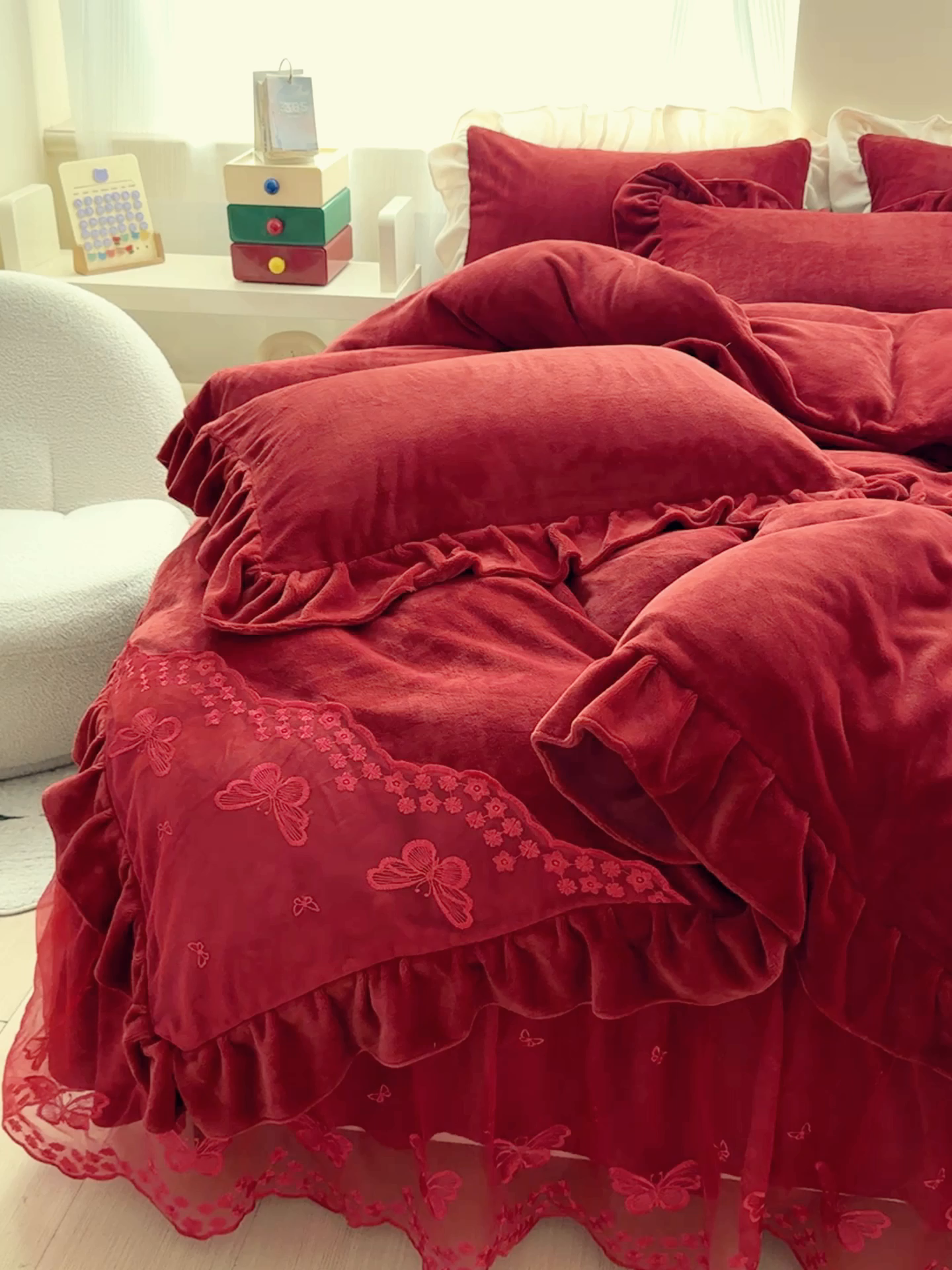 91家纺网 家纺一手货源 找家纺 睡美人 2025韩版蕾丝牛奶绒套件公主风床裙床单款四件套 花蝴蝶-车厘子红拼红蕾丝