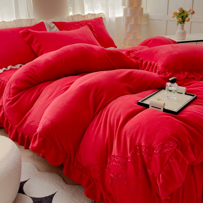 91家纺网 家纺一手货源 找家纺 睡美人 2025韩版蕾丝牛奶绒套件公主风床裙床单款四件套 花蝴蝶-纯红色