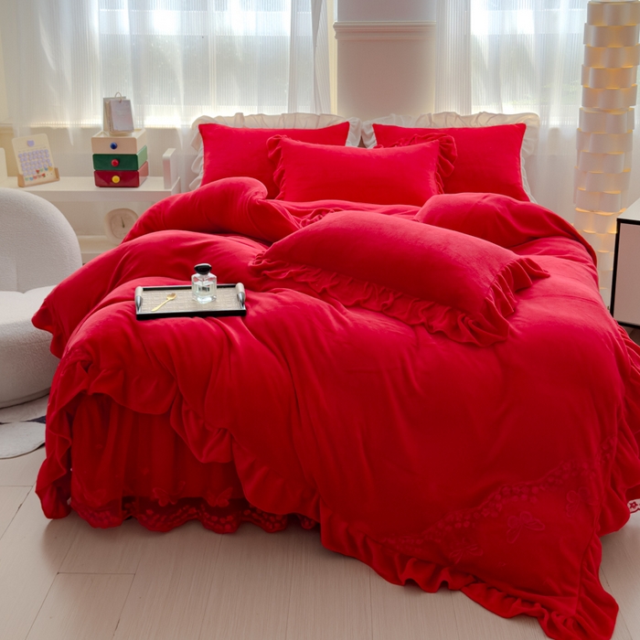 91家纺网 家纺一手货源 找家纺 睡美人 2025韩版蕾丝牛奶绒套件公主风床裙床单款四件套 花蝴蝶-纯红色